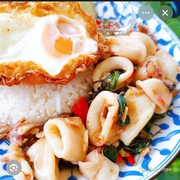 กระเพราปลาหมึกไข่ดาวราดข้าว