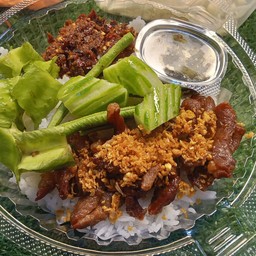 ข้าวหมูทอด (ฟรี ! น้ำพริก ผักสด)