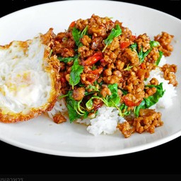 กระเพราหมูสับไข่ดาวราดข้าว