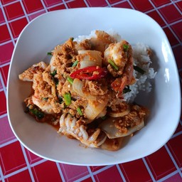 ผัดผงกะหรี่ทะเลราดข้าว