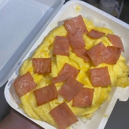 ข้าวไข่ข้นหน้าแฮมไก่