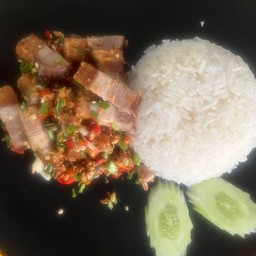 ข้าวหมูกรอบคั่วพริกเกลือ
