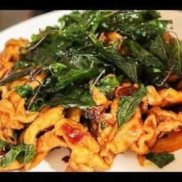 กะเพราสามชั้นสไลด์ราดข้าว