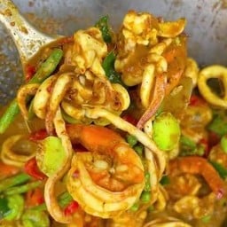 ทะเลผัดพริกแกงใต้ใส่สะตอ (ราดข้าว )