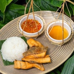 ข้าวปลากะพงทอด + น้ำจิ้มซีฟู้ด