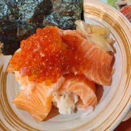 ข้าวหน้าแซลมอนใส่ไข่ปลาแซลมอนไม่มีซุป