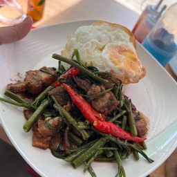 ผัดผักบุ้งราดข้าว