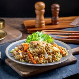 มาม่าผัดหมูสับใส่ไข่