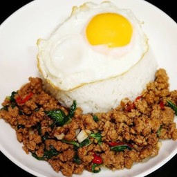 กระเพราเนื้อสับไข่ดาวราดข้าว