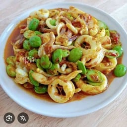 หมึกผัดพริกแกงใต้ใส่สะตอ ( ราดข้าว )