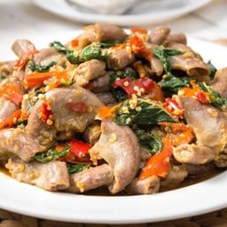 ผัดกระเพราไส้อ่อนราดข้าว