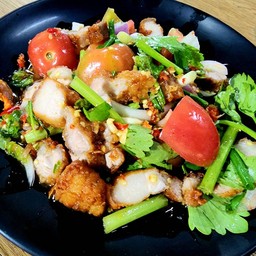 ยำหมูสามชั้นทอด