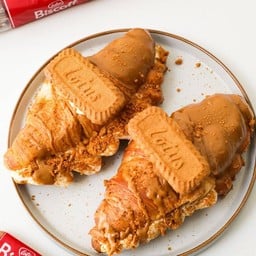 A croissant biscoff caramel