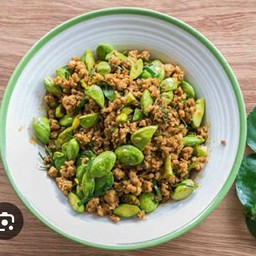 หมูสับผัดพริกแกงใต้ใส่สะตอ ( ราดข้าว )