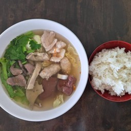 อิ่มคู่สุดคุ้ม เกาเหลาคู่ข้าว (ใส่กระเพาะ ไส้ ตับ หัวใจ เลือด หมูเด้ง หมูชิ้น) ผักกาดขาว และ ผักกาดหอม