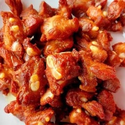 กระดูกอ่อนทอดน้ำปลา ( ราดข้าว )