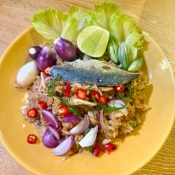 ข้าวผัดตาแดงขยำปลาทู