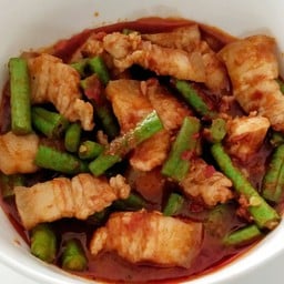 ผัดพริกแกงหมูสามชั้น ราดข้าว