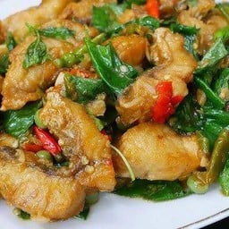 ปลากระพงผัดพริกขี้หนูสวน