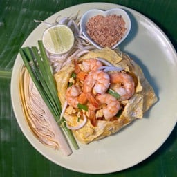 DL ผัดไทยกุ้งสดห่อไข่