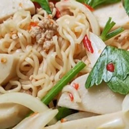 ยำมาม่าหมูสับรวมหมูยอ