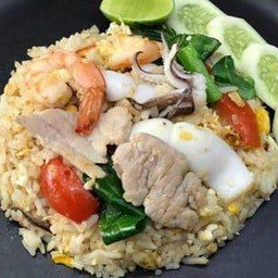 ข้าวผัดรวมมิตร หมู หมึก กุ้ง