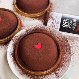 Melted choco banana cake