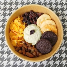 กรีกโยเกิร์ตรสชาเขียว(มัทฉะ) 1 Scoop[M]+ท็อปปิ้ง 5 อย่าง+น้ำผึ้ง