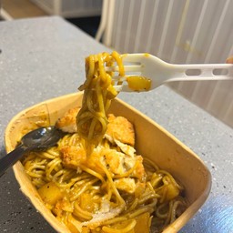 สปาเก็ตตี่แกงกะหรี่ไก่ทอด