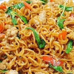 ผัดมาม่ากะเพรา(มาม่าซองต้มยำน้ำข้น,หมูสับซองเหลือง)โปรดระบุ