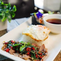 ข้าวผัดกะเพราสเต็ก+ซุปมิโซะ