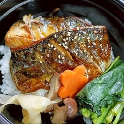 ข้าวหน้าปลาซาบะย่างซีอิ้ว