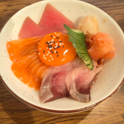 ข้าวหน้าปลาดิบรวม/Chirashi Don(salmon,Tuna,Hamachi)