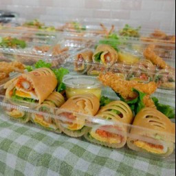 โรลไก่ทอดไข่ดาว6ชิ้นพร้อมน้ำสลัดไก่ทอด2ชิ้น