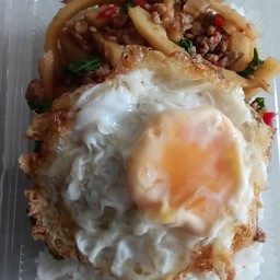 ข้าวราดกระเพราหมูชิ้นหน่อไม้สด+ไข่ดาว