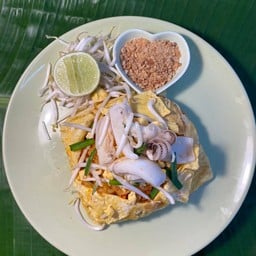 DL ผัดไทยหมึกห่อไข่