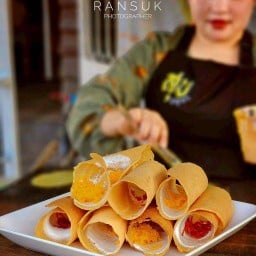 สุข เมืองปทุมฯ ขนมเบื้อง ผัดไทกุ้งสด ข้าวมันไก่ ข้าวไข่เจียว ข้าวผัดกระเพรา สมูสตี้ผลไม้สด เครื่องดื่มโซดา ชาไทย โกโก้ นมสด นมชมพู กาแฟ ขนมเบื้องมินิ บี