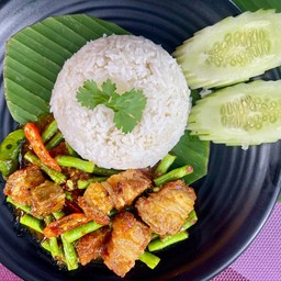 เคริ่องแกงหมูกรอบราดข้าว