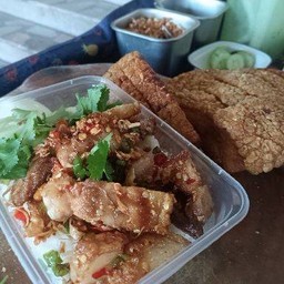 ข้าวหมูกรอบคั่วพริกเกลือ.