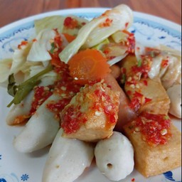 ลูกชิ้นนึ่งรวมหมู ปลา เต้าหู้ปลา. บีลัคกี้ น้ำจิ้มซีฟู๊ด น้ำจิ้มเปรียวหวาน