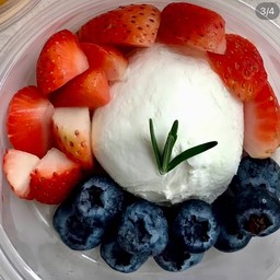 สตอเบอร์รี่ บลูเบอร์รี่ กรีกโยเกิร์ต