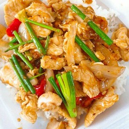 ไก่ผัดน้ำมันหอยราดข้าว