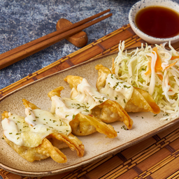 เกี๊ยวซ่าราดชีส