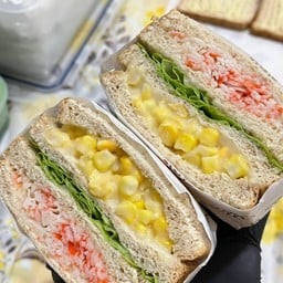 แซนวิชเกาหลี ปูอัด + สลัดผัก + ข้าวโพดหวาน