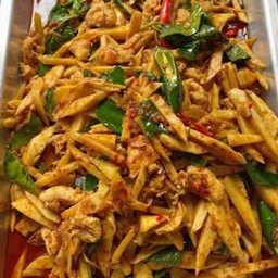 ผัดหน่อไม้เหลืองหมูสับ/ไก่