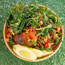 กะเพากรอบไข่เยี่ยวม้า
