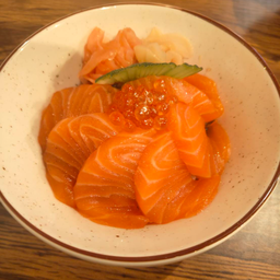 ข้าวหน้าปลาแซลมอน/Salmon Don
