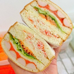 แซนวิชเกาหลี ไส้กรอกไข่กุ้ง + สลัดผัก + สลัดปูอัด