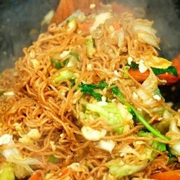 ผัดมาม่าใส่ไข่(มาม่าซองต้มยำน้ำข้น,หมูสับซองเหลือง)โปรดระบุ