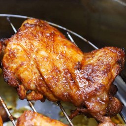 ข้าวหน้าสะโพกไก่อบซอสบาร์บีคิว